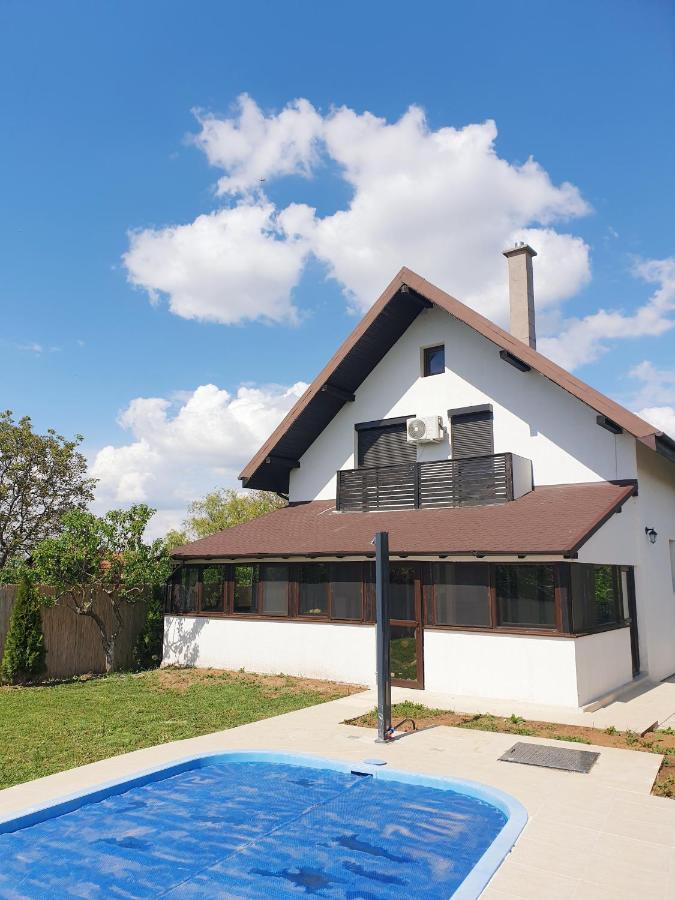 Casa din Vie, piscină încălzită, întreaga locație la 15min de centrul orașului Oradea Villa Exterior foto